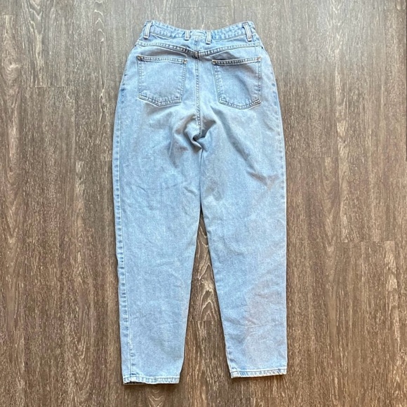 Vintage High rise light wash denim jeans. - Picture 4 of 17